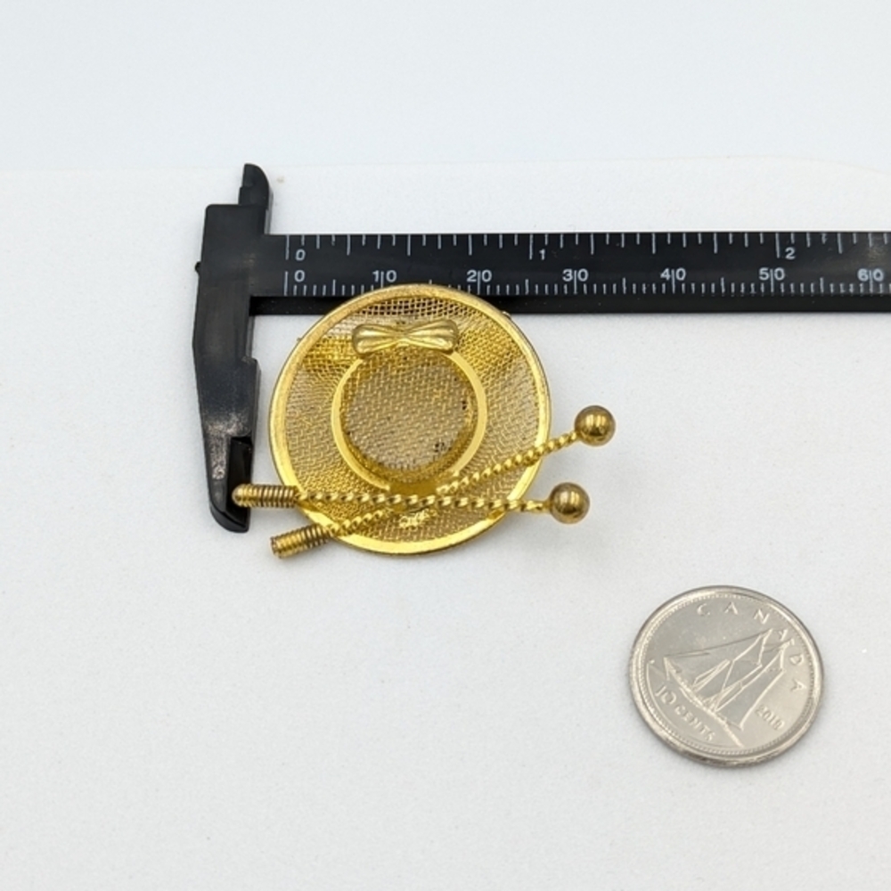 4/24$ Vintage gold tone mesh hat brooch pin - Picture 2 of 4